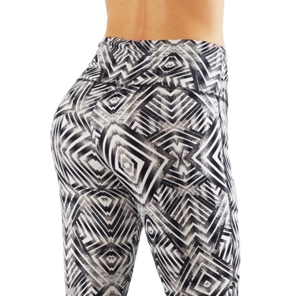 NWT Super Soft Black & White Leggings with Mesh & Crisscross Straps SIZE M - Picture 2 of 10